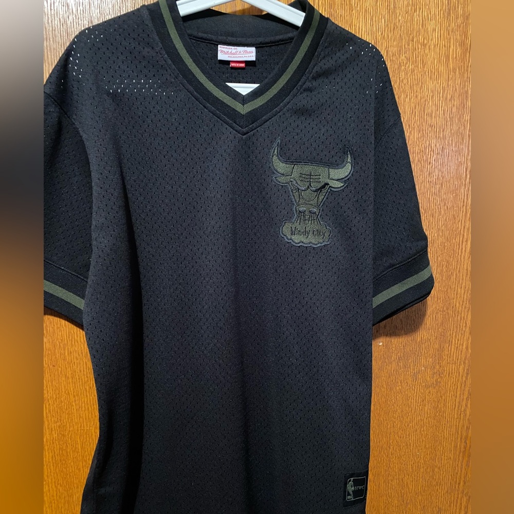 Mitchell and Ness Bulls Jersey size Large Limited edition